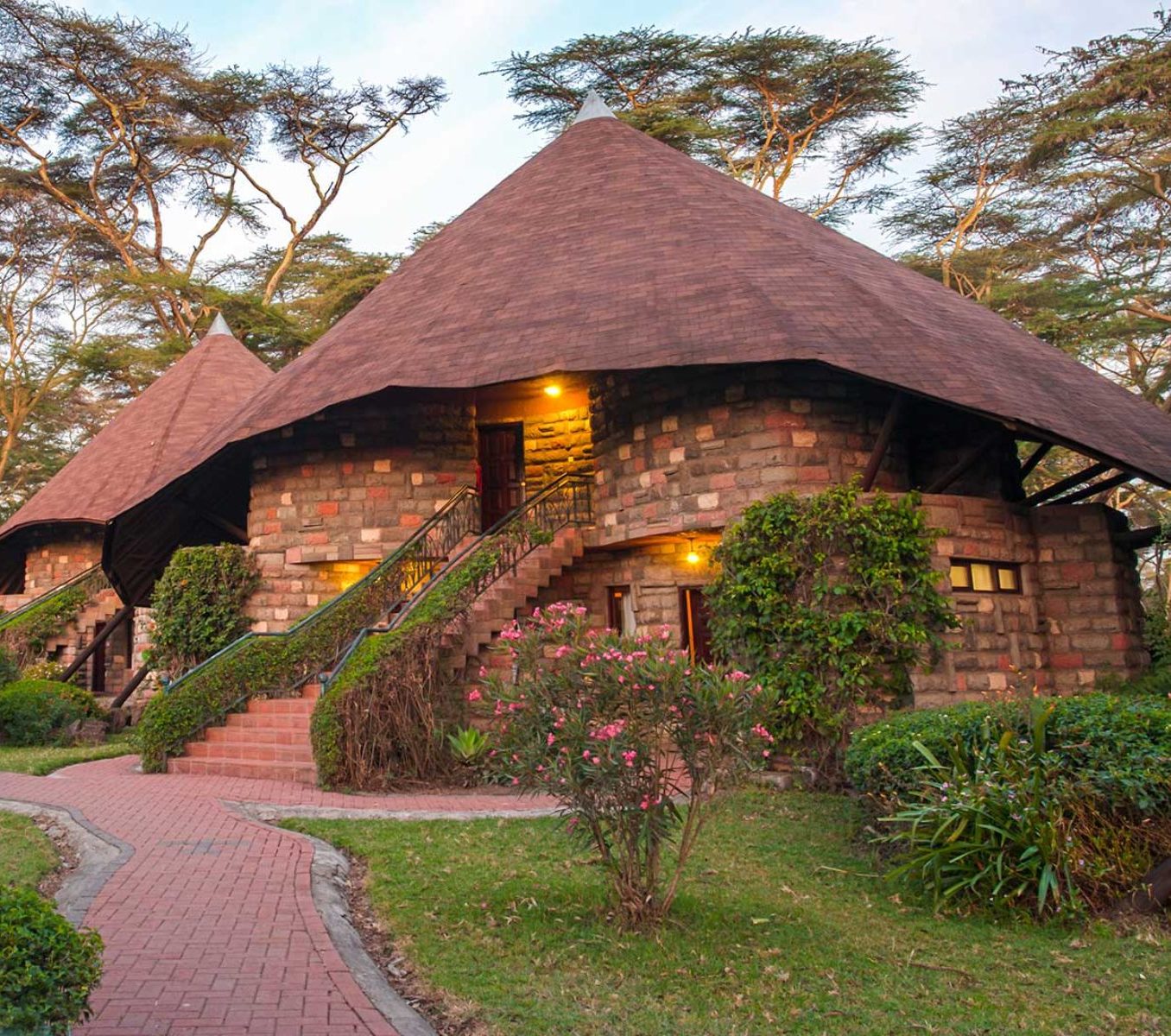 Rondreis Kenia, Lake Naivasha, lake Naivasha Sopa Resort, buitenaanzicht verblijf