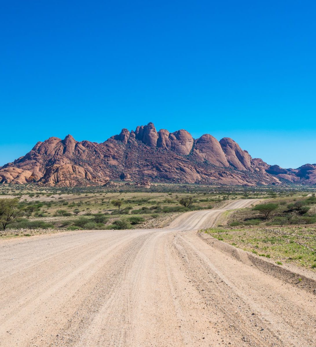 Rondreis Namibië, Spitzkoppe, berg van veraf in de breedte Rondreis Namibië, Spitzkoppe, berg van veraf in de breedte