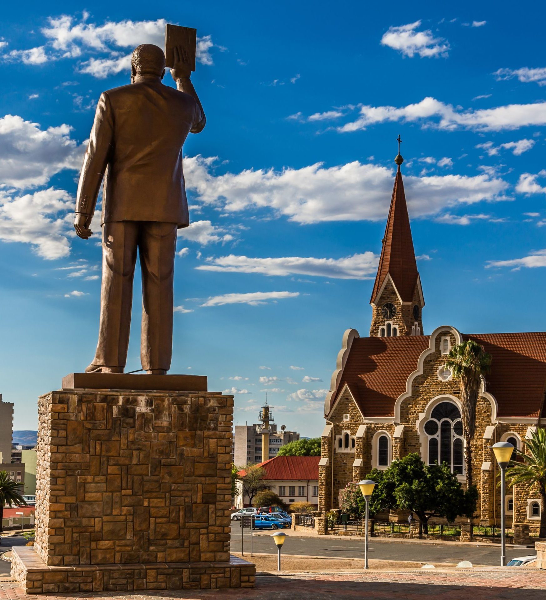 Rondreis Namibië, Windhoek, standbeeld en kerk Rondreis Namibië, Windhoek, standbeeld en kerk