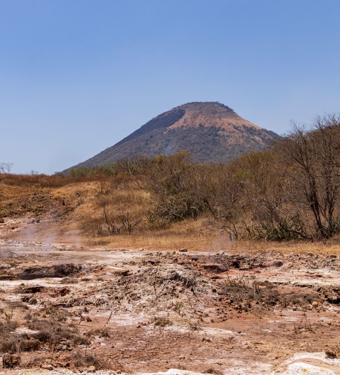 Rondreis Nicaragua, San Jacinto, modderpoelen met berg op de achtergrond