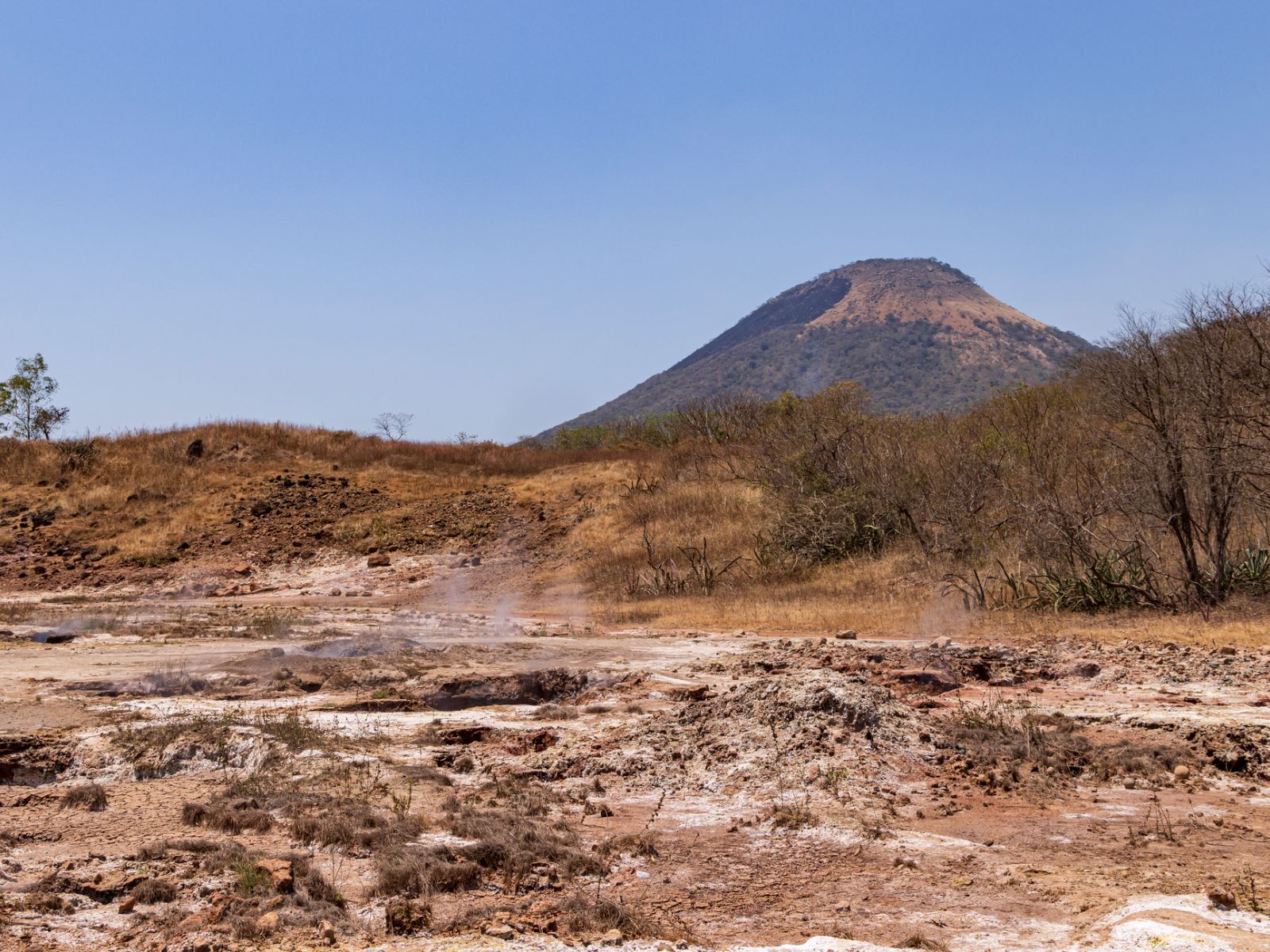 Rondreis Nicaragua, San Jacinto, modderpoelen met berg op de achtergrond