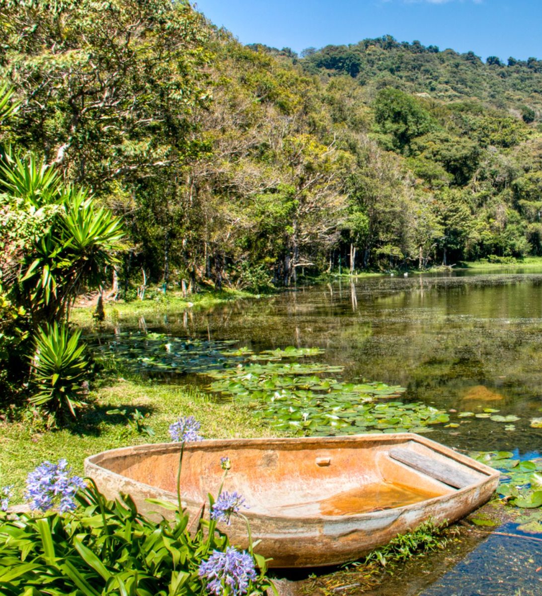 Rondreis Nicaragua, Selva Negra, Matagalpa, bootje op een meer Rondreis Nicaragua, Selva Negra, Matagalpa, bootje op een meer