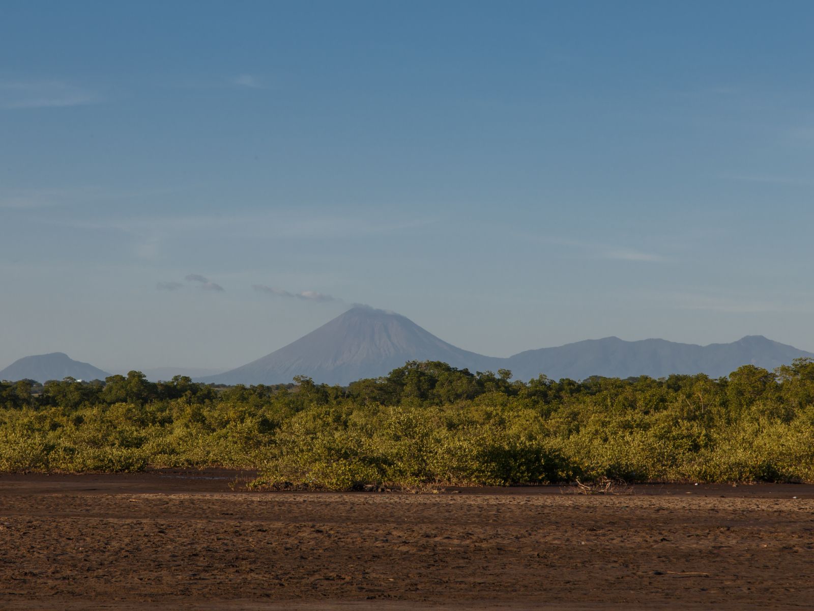 Rondreis Nicaragua, Vulkanenroute, Momotombo vulkaan gezien vanaf Las Peñitas Beach