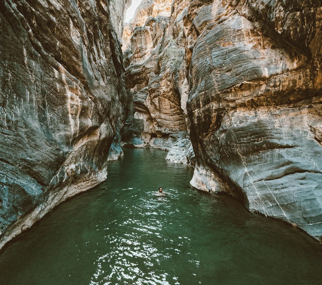 Rondreis Oman, Snake Canyon, zwemmen in het water