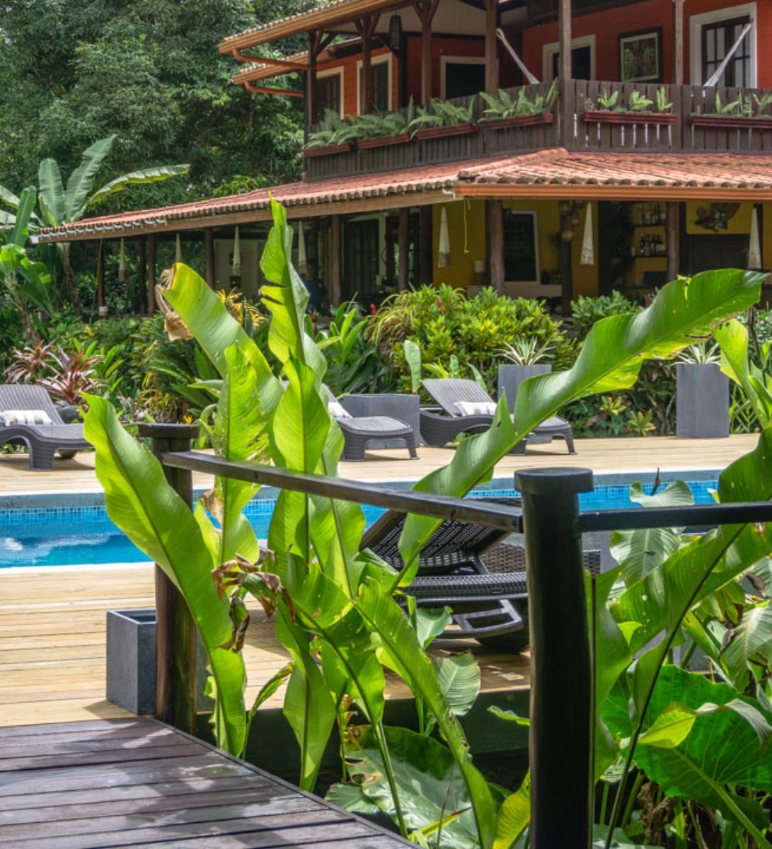 Rondreis Panama, Bocas del Toro, Island Plantation Resort, zwembad met ligstoelen Rondreis Panama, Bocas del Toro, Island Plantation Resort, zwembad met ligstoelen