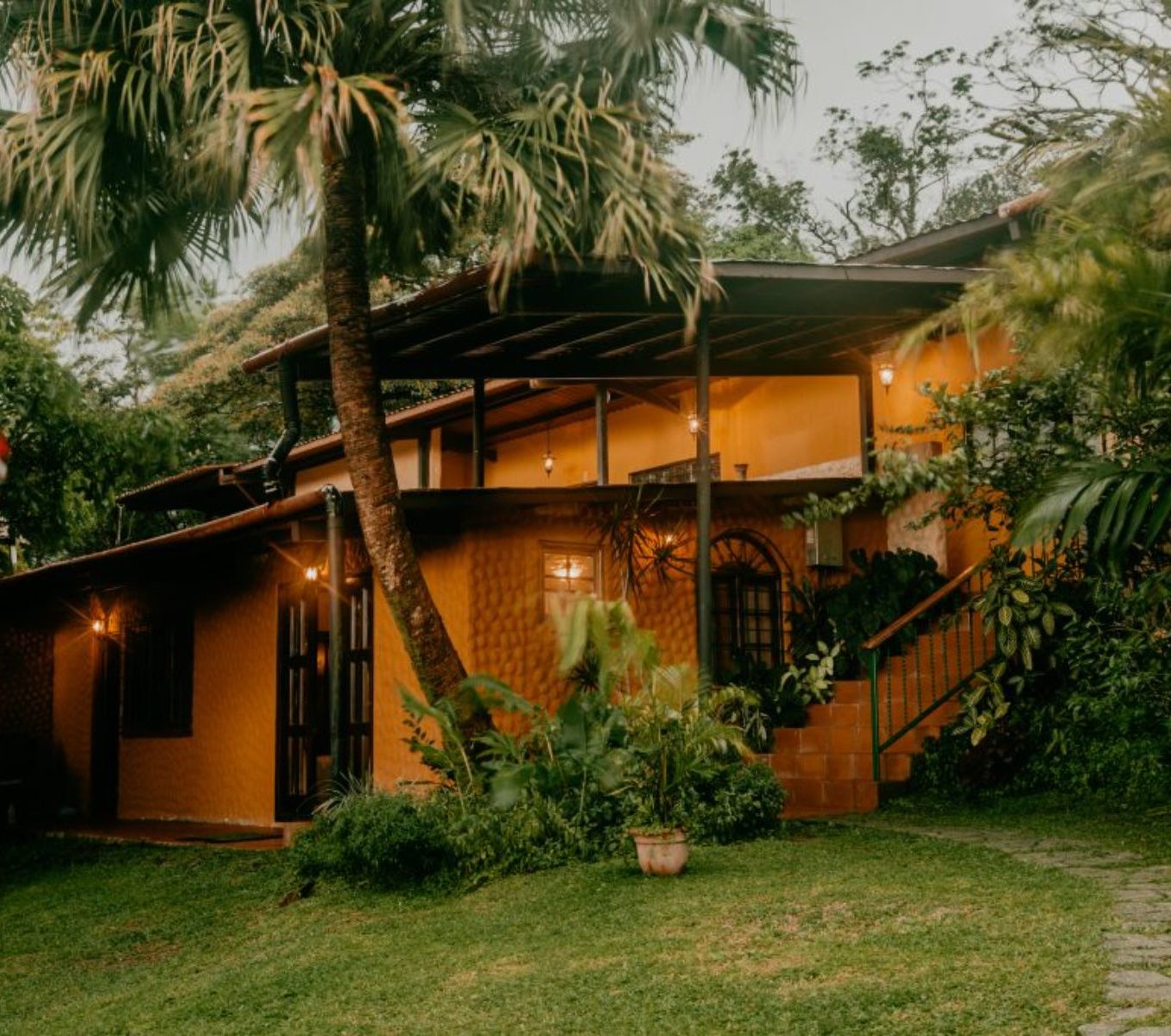 Rondreis Panama, El Valle de Antón, The Golden Frog Inn, buitenaanzicht verblijf