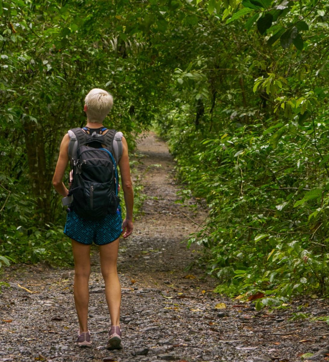 Rondreis Panama, Nationaal Park Soberania, vrouw die wandelt Rondreis Panama, Nationaal Park Soberania, vrouw die wandelt