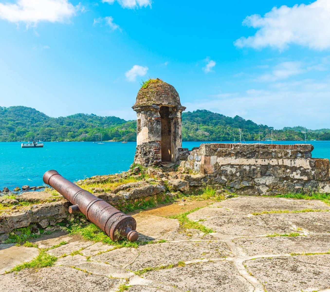 Rondreis Panama, Portobelo fort met uitzicht op de zee