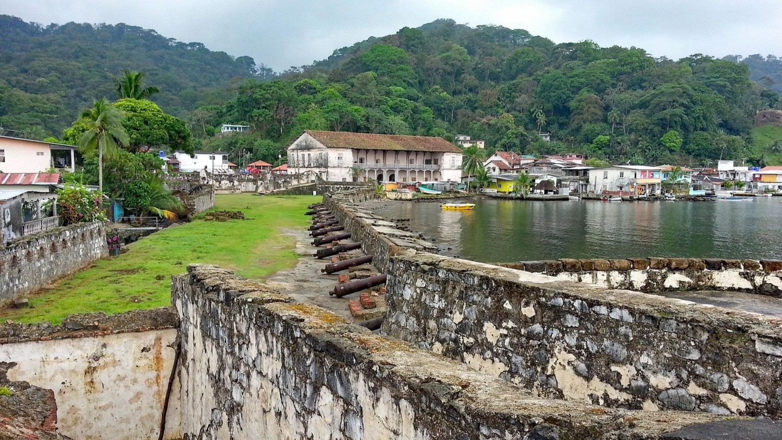 Rondreis Panama, Portobelo, stadsmuur met kanonnen aan het water