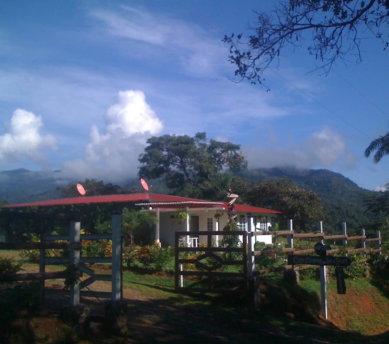 Rondreis Panama, Santa Fe, Coffee Mountain Inn, buitenaanzicht verblijf