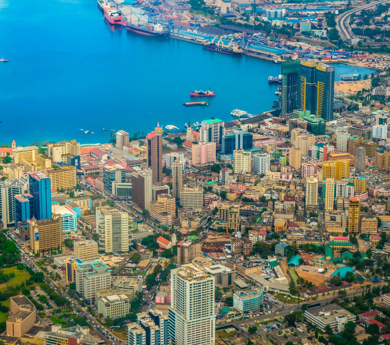 Rondreis Tanzania, Dar es Salaam, stad bovenaanzicht