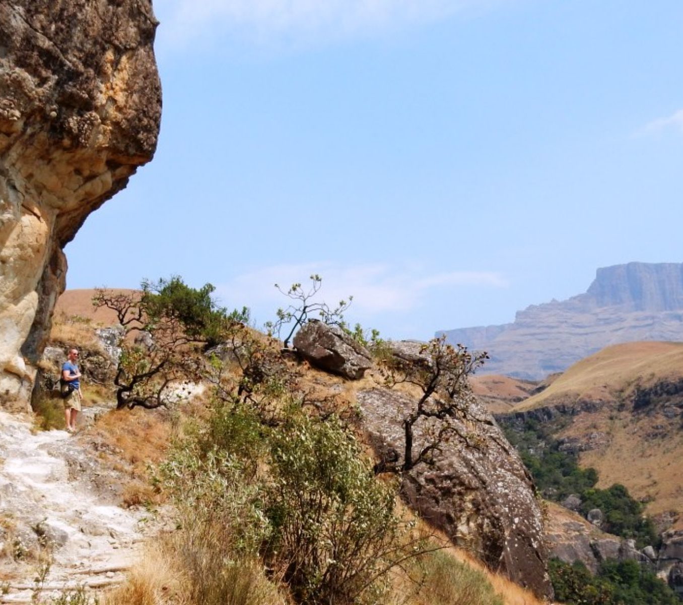 Rondreis Zuid-Afrika, Drakensbergen, persoon op een pad