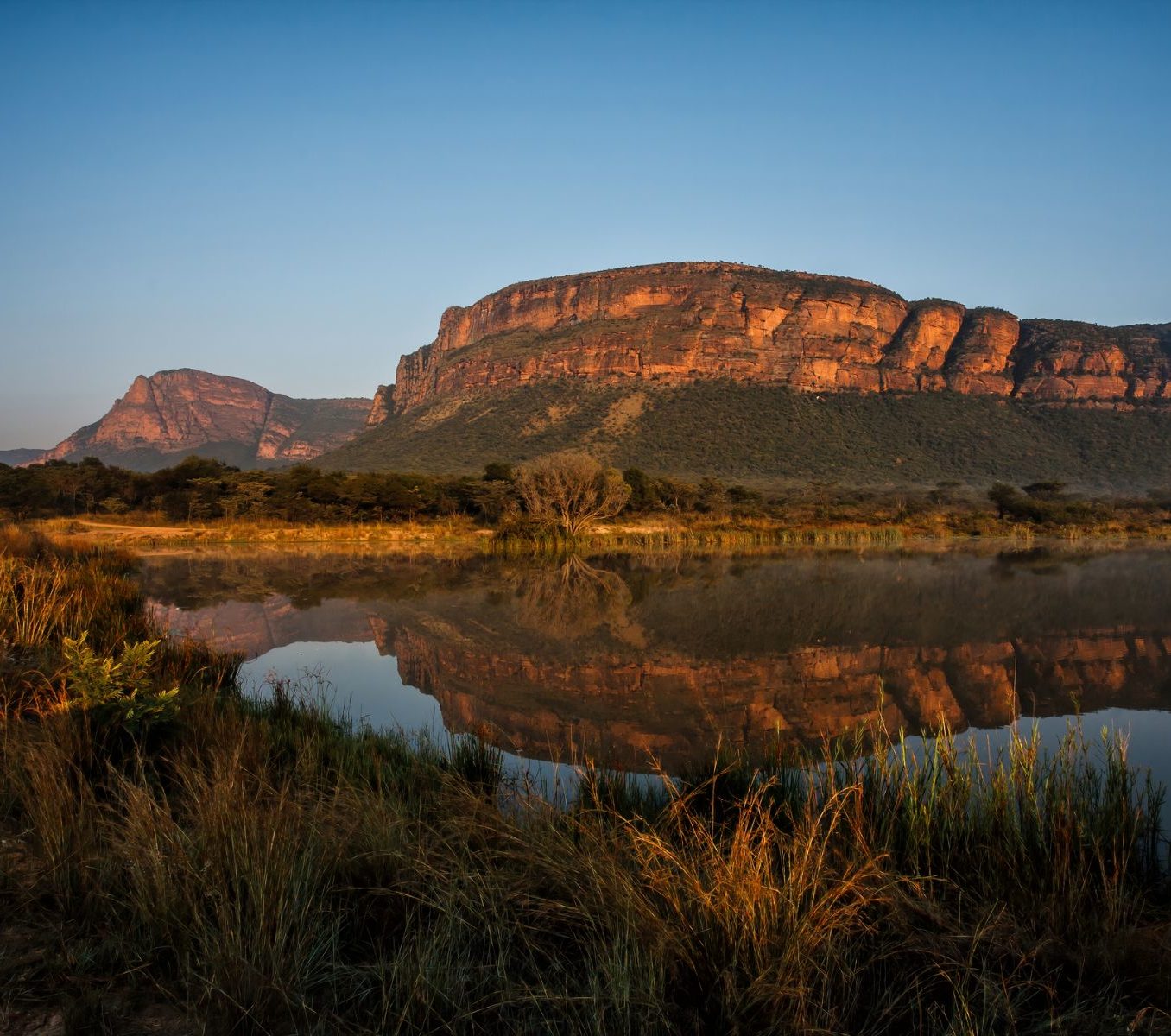 Rondreis Zuid-Afrika, Entabeni Game Reserve, zonsopkomst in een landschap met bergen en een meer