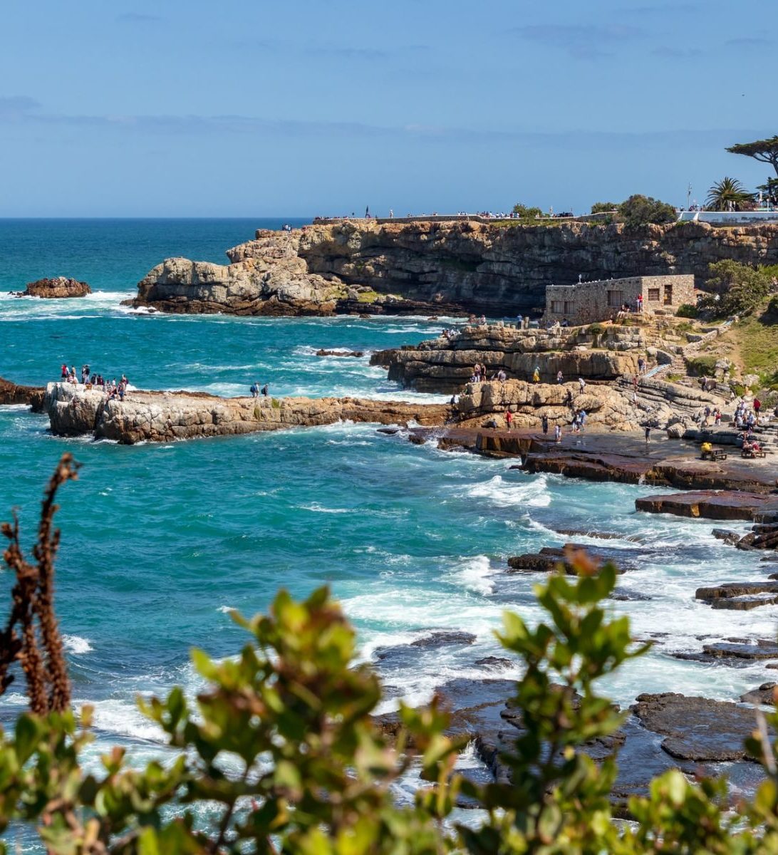 Rondreis Zuid-Afrika, Hermanus, Klif met huizen