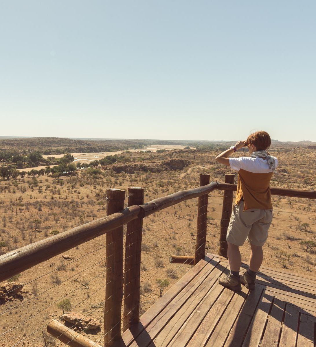 Rondreis Zuid-Afrika Mapungubwe National Park, vrouw bij uitkijkpunt