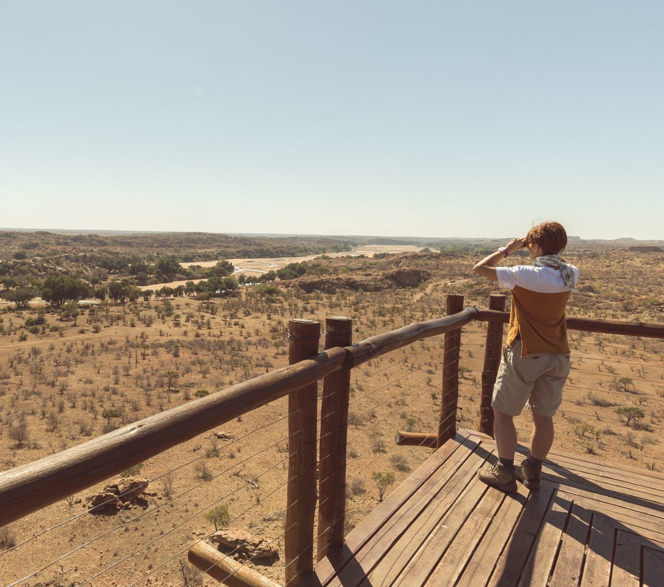 Rondreis Zuid-Afrika Mapungubwe National Park, vrouw bij uitkijkpunt