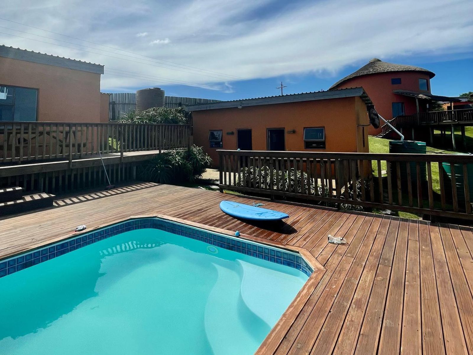Rondreis Zuid-Afrika, Mdumbi, Swell Eco Lodge, zwembad en een surfplank