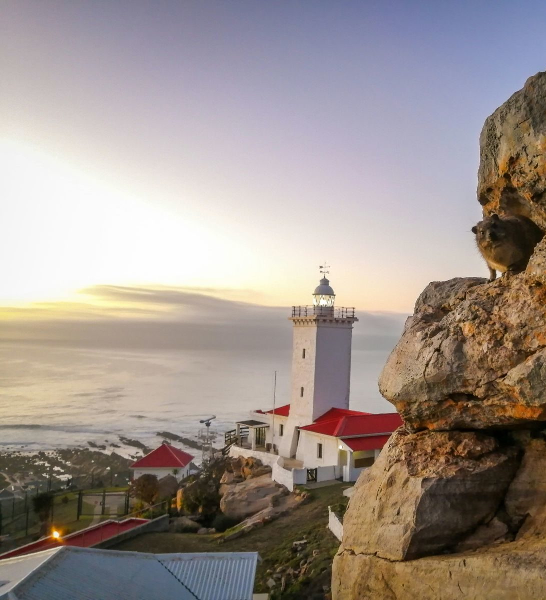 Rondreis Zuid- Afrika, Mossel Bay, vuurtoren, zee en haven vanaf achter de berg Rondreis Zuid- Afrika, Mossel Bay, vuurtoren, zee en haven vanaf achter de berg