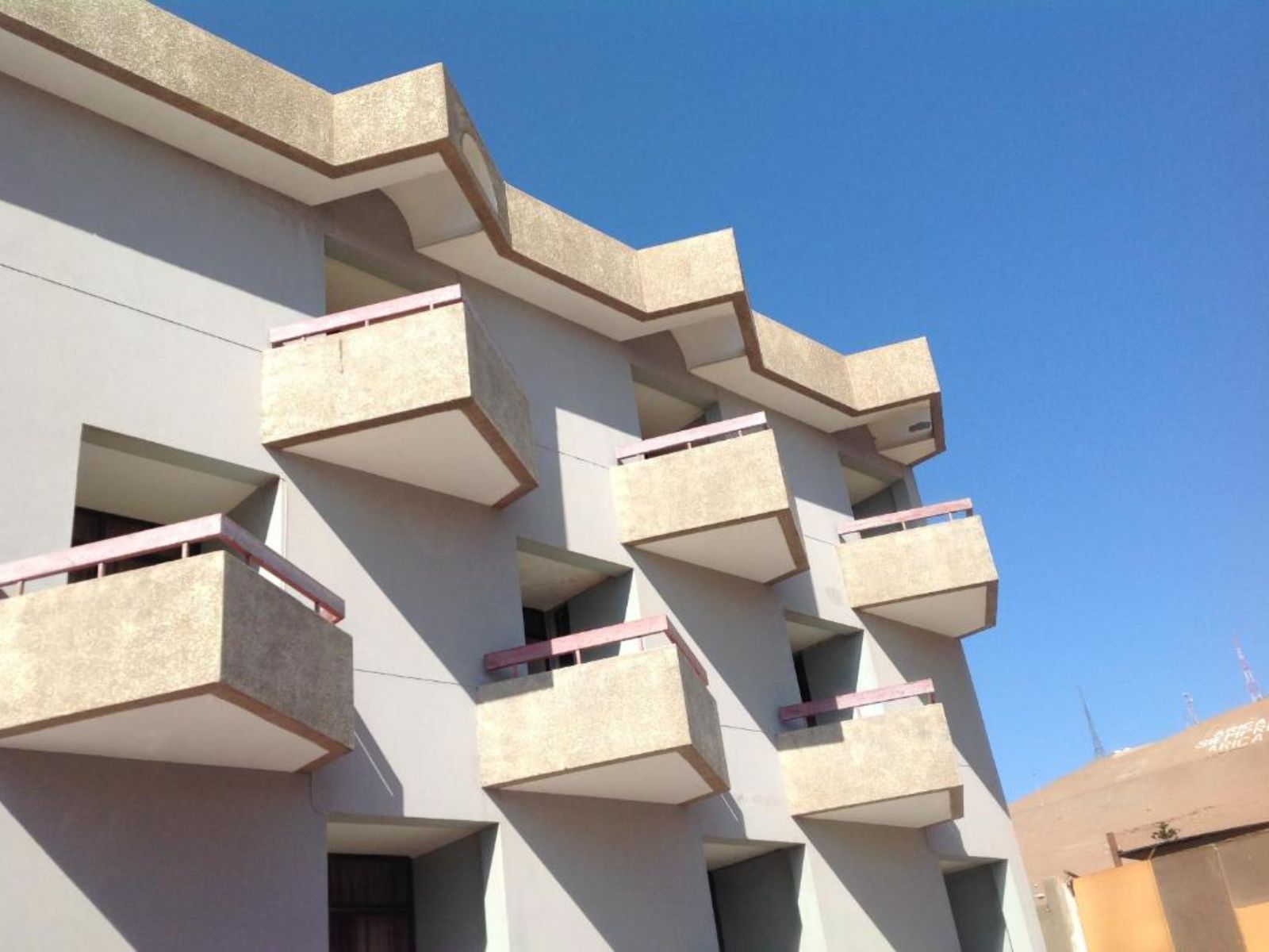 rondreis chili arica amaru hotel buitenaanzicht balkon