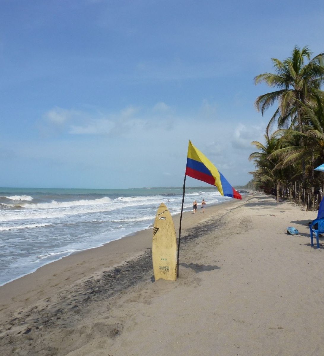 rondreis colombia, palomino surfbord met flag rondreis colombia, palomino surfbord met flag