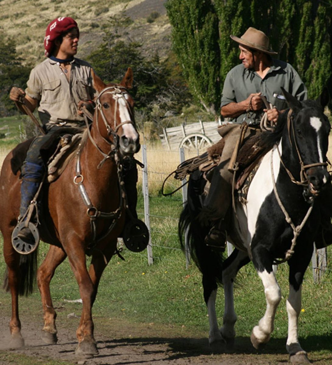 Rondreis Argentinië, El Calafate, Excursie Estancia Nibepo Aike (6hs) inclusief asado, mensen op paarden Rondreis Argentinië, El Calafate, Excursie Estancia Nibepo Aike (6hs) inclusief asado, mensen op paarden