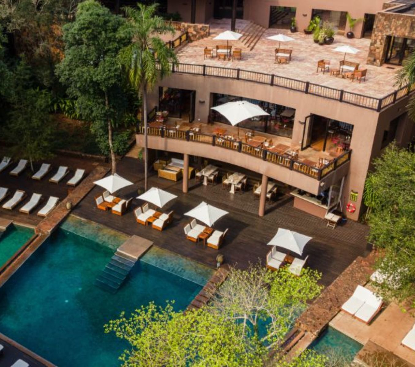 Rondreis Argentinië, Puerto Iguazu, LOI Suites, bovenaanzicht zwembad