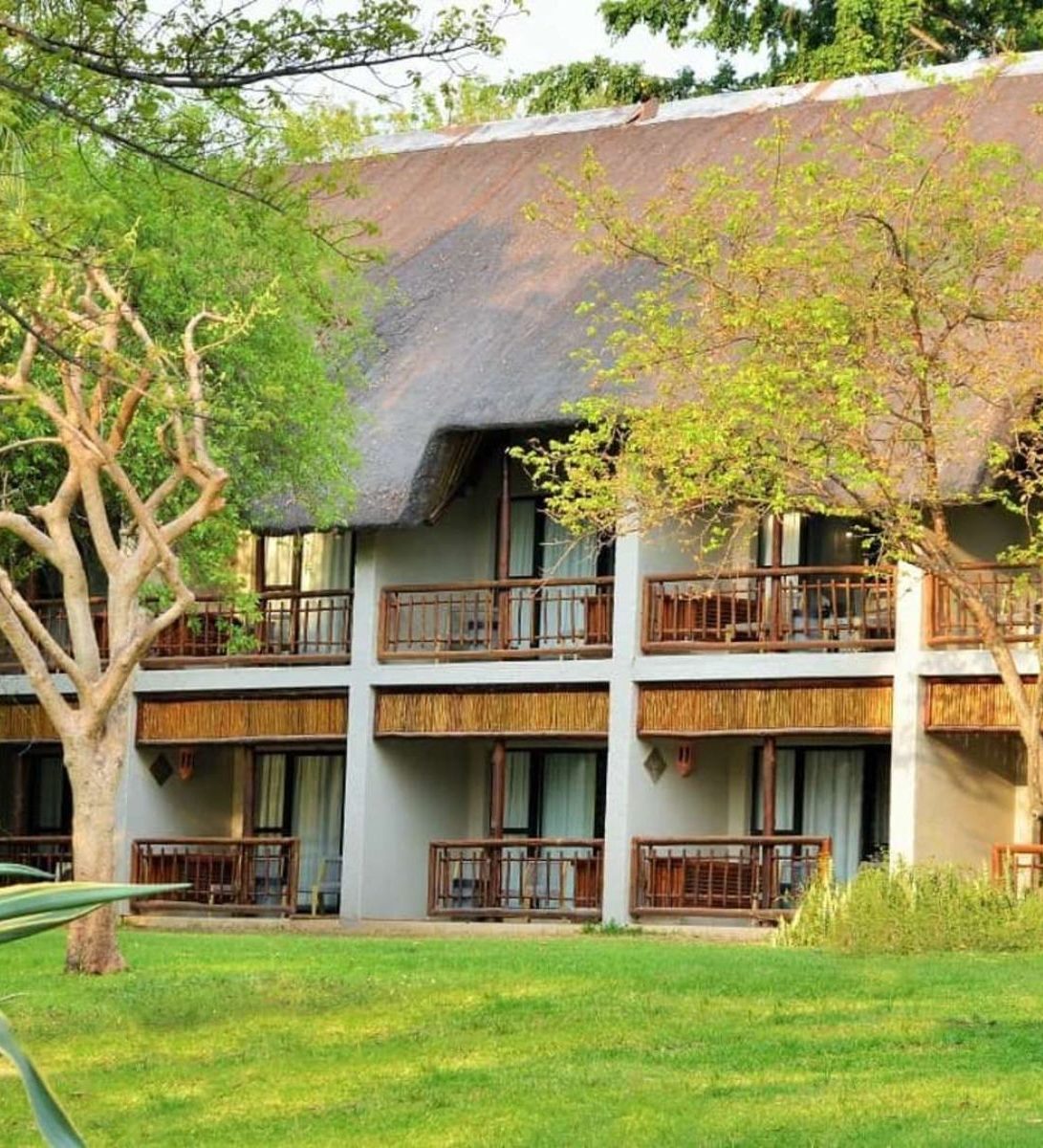 Rondreis Botswana, Chobe NP, Monwana Safari lodge, buitenaanzicht hotel