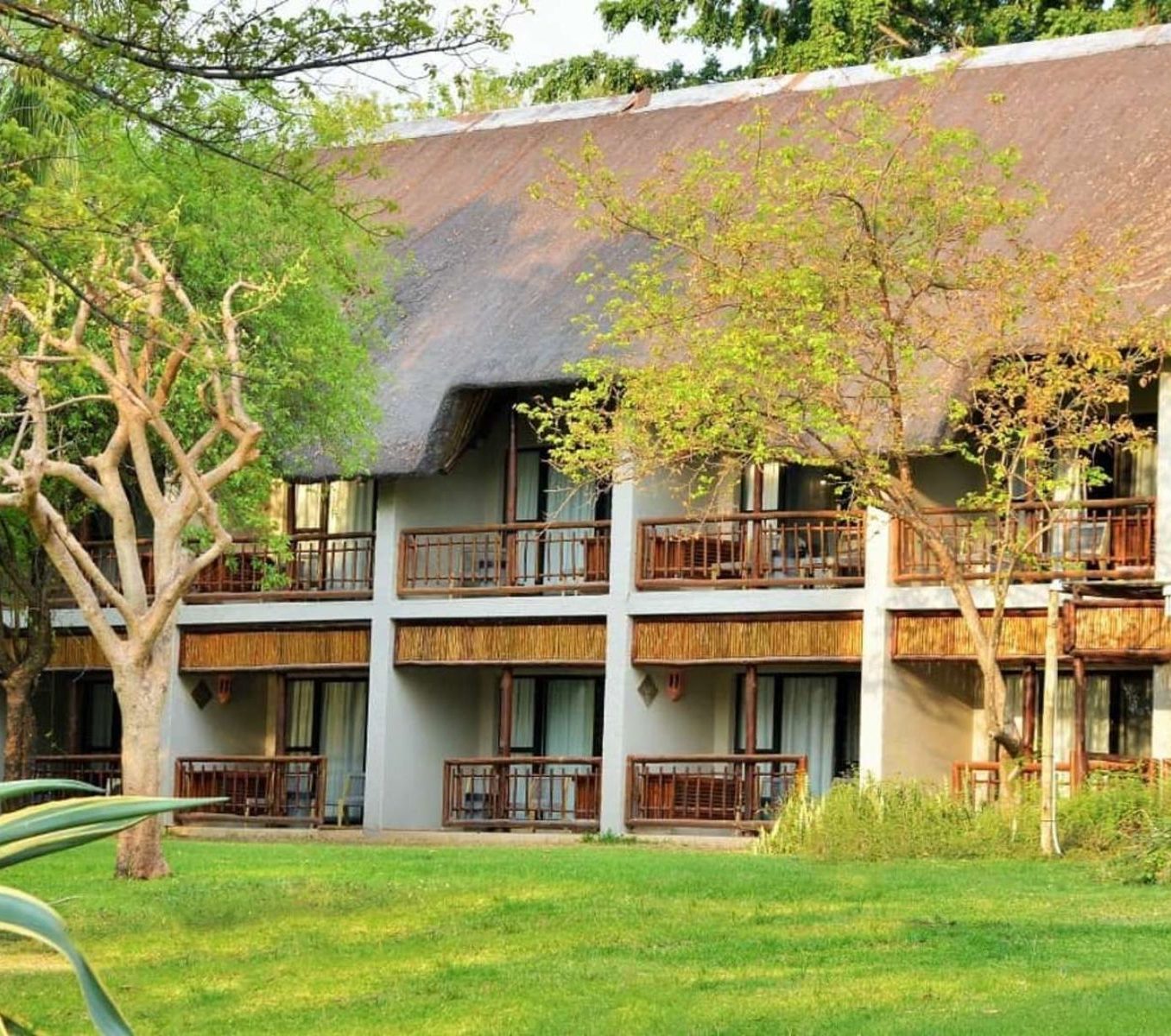 Rondreis Botswana, Chobe NP, Monwana Safari lodge, buitenaanzicht hotel