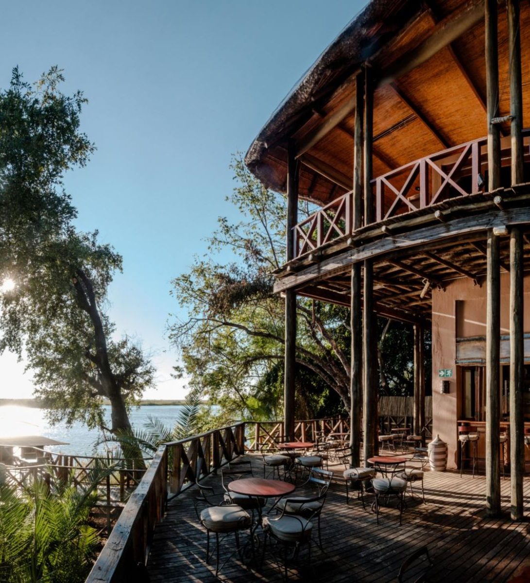Rondreis Botswana, Ngoma Bridge, Chobe Marina Lodge, zijaanzicht terras