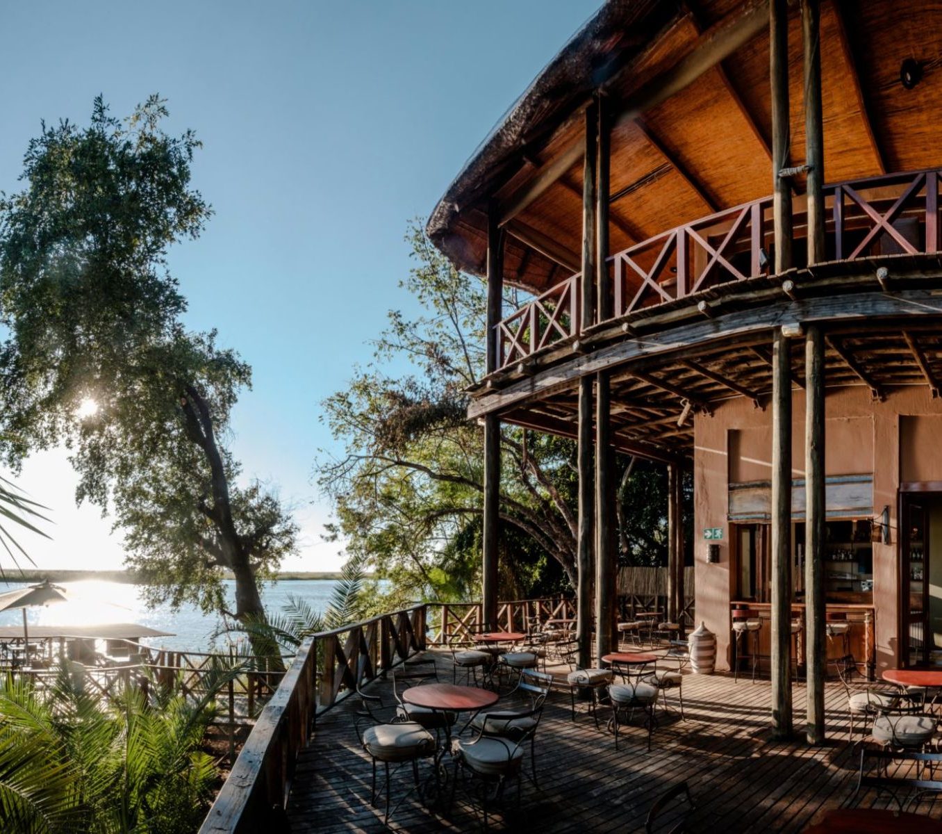 Rondreis Botswana, Ngoma Bridge, Chobe Marina Lodge, zijaanzicht terras