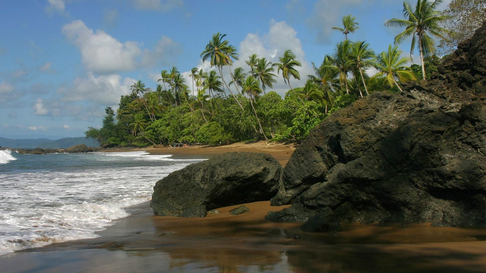 Rondreis Costa Rica, Corcovado, strand zee en rotsen