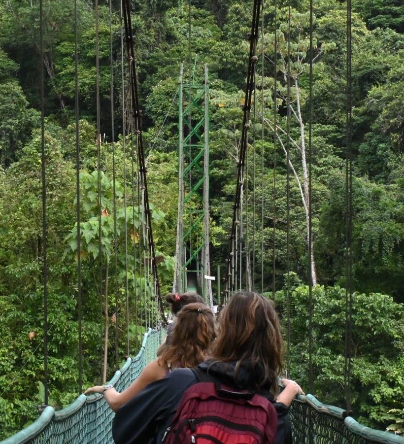 Rondreis-Costa-Rica-Sarapiqui-hangbrug-met-mensen Rondreis-Costa-Rica-Sarapiqui-hangbrug-met-mensen