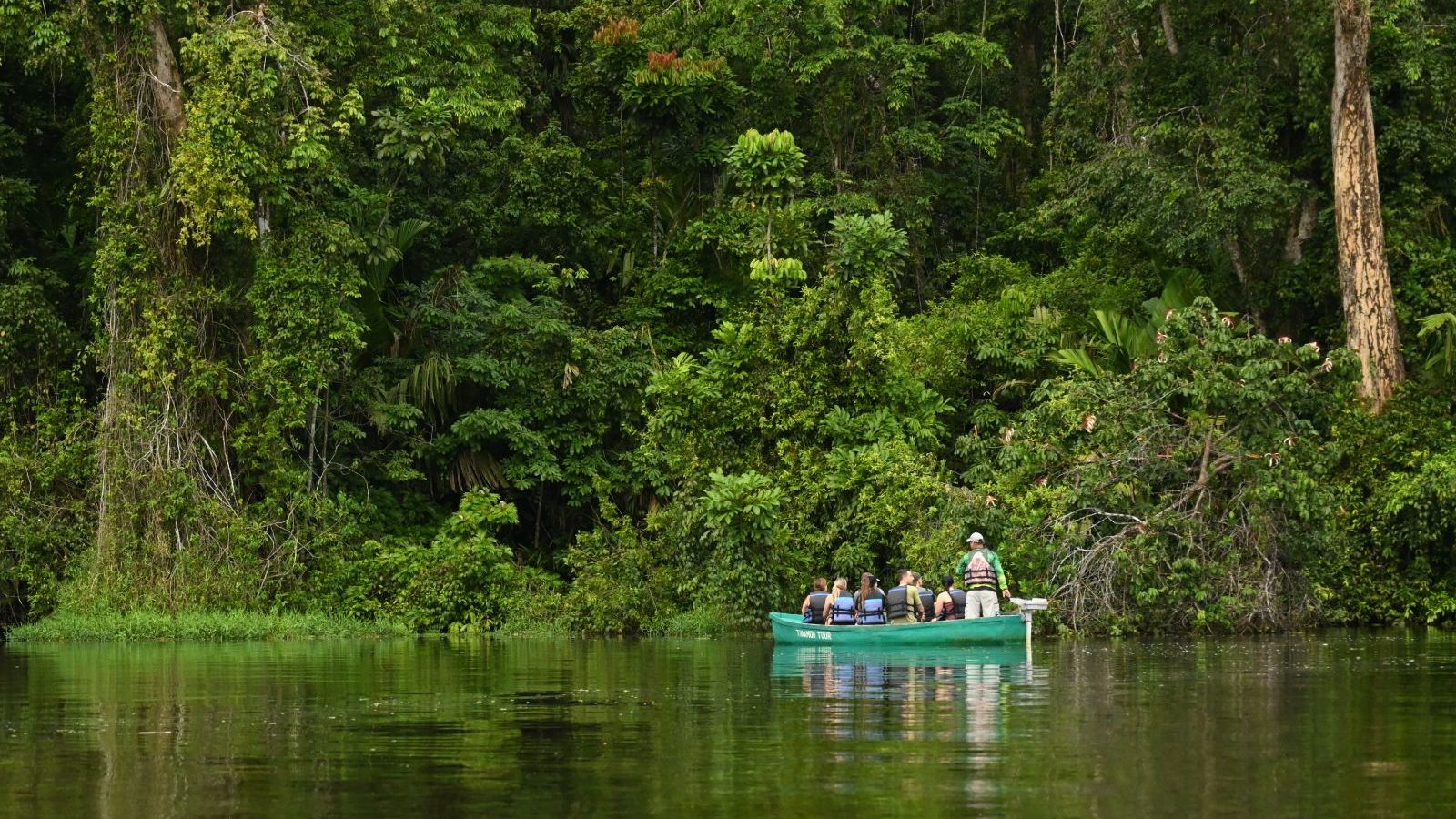 Rondreis Costa Rica, Tortuguero, meer met boot