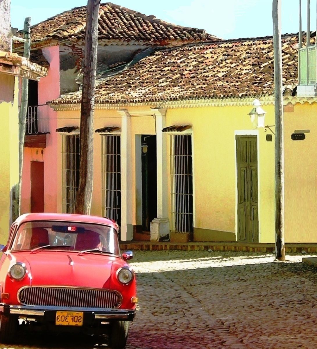 Rondreis Cuba, Trinidad, kleurrijke straat met auto Rondreis Cuba, Trinidad, kleurrijke straat met auto