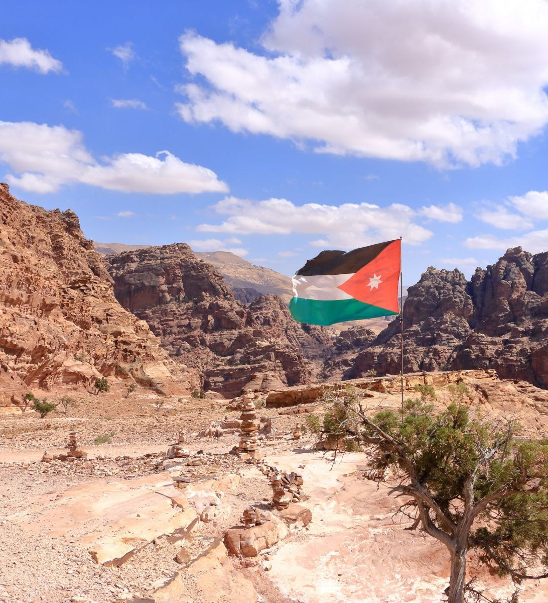 Rondreis Jordanië, Jordan Trail (hiking trail), Wadi Musa met vlag Jordanië Rondreis Jordanië, Jordan Trail (hiking trail), Wadi Musa met vlag Jordanië