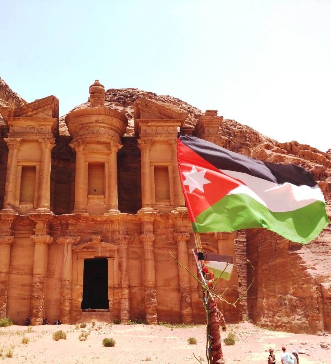 Rondreis Jordanië, Petra, Rots tempel met vlag Rondreis Jordanië, Petra, Rots tempel met vlag