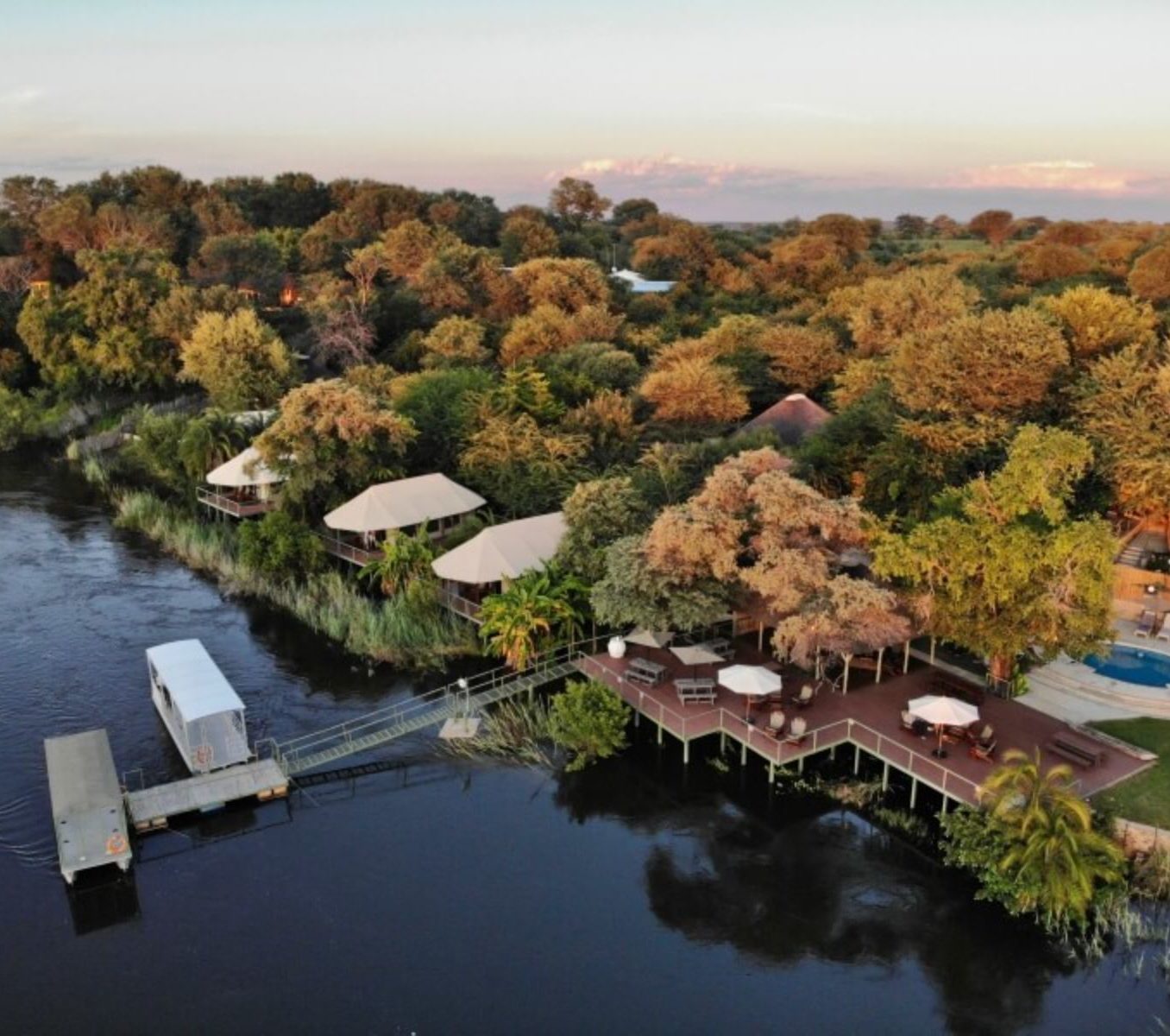 Rondreis Namibië, Divundu, Shametu River Lodge, bovenaanzicht River Lodge