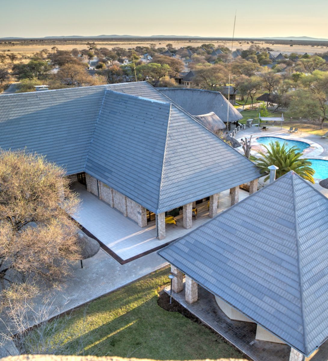 Rondreis-Namibie-Etosha-NP-Okaukuejo-Rest-Camp-bovenaanzicht-camp-met-zwembad-aspect-ratio-382-420 Rondreis-Namibie-Etosha-NP-Okaukuejo-Rest-Camp-bovenaanzicht-camp-met-zwembad-aspect-ratio-382-420