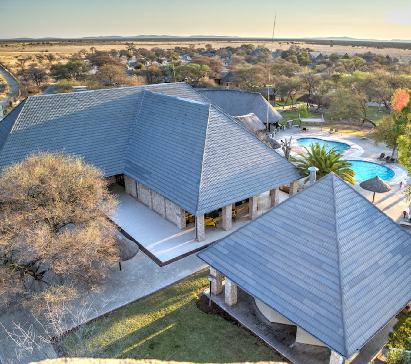 Rondreis Namibië, Etosha NP, Okaukuejo Rest Camp, bovenaanzicht camp met zwembad