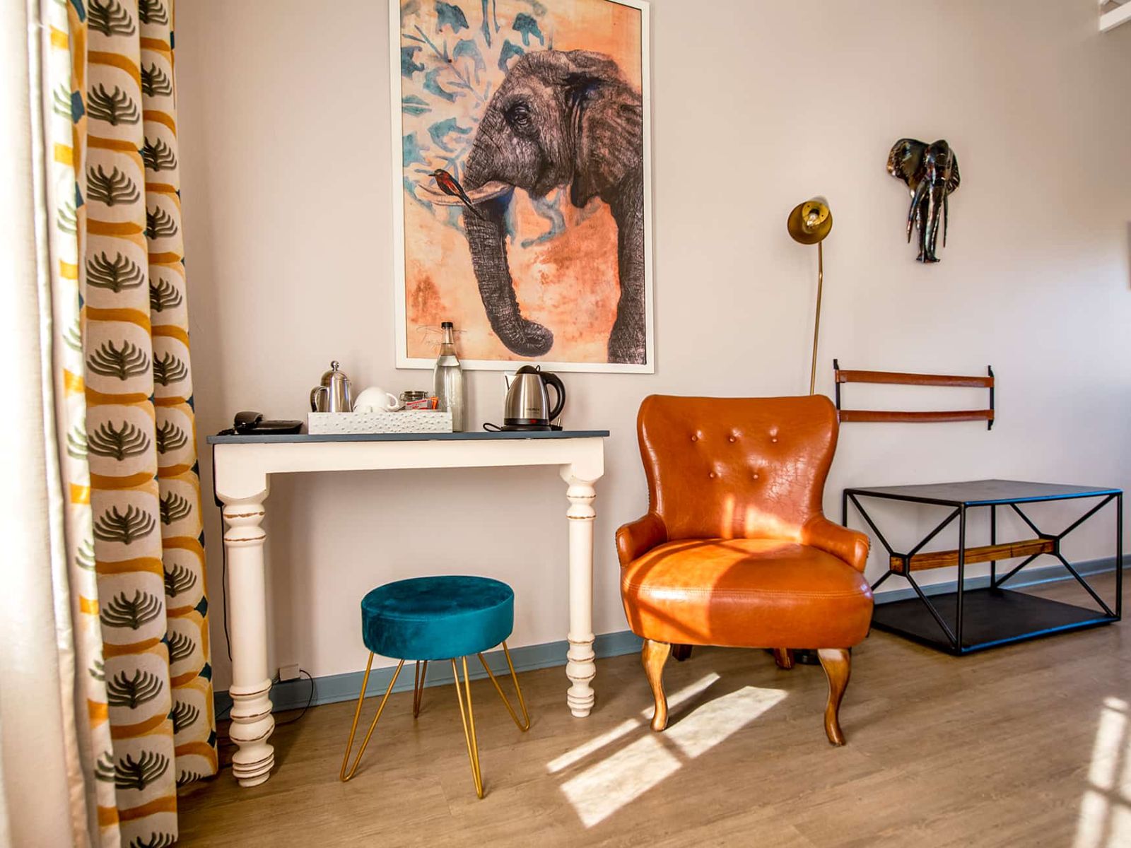 Rondreis Namibië, Etosha NP (zuid), Etosha Safari Lodge, tafel en stoel in een woonruimte