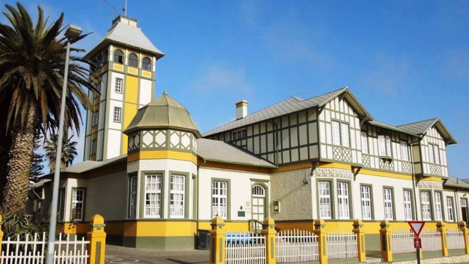 Rondreis-Namibie-Swakopmund-geel-gebouw-aspect-ratio-1000-563