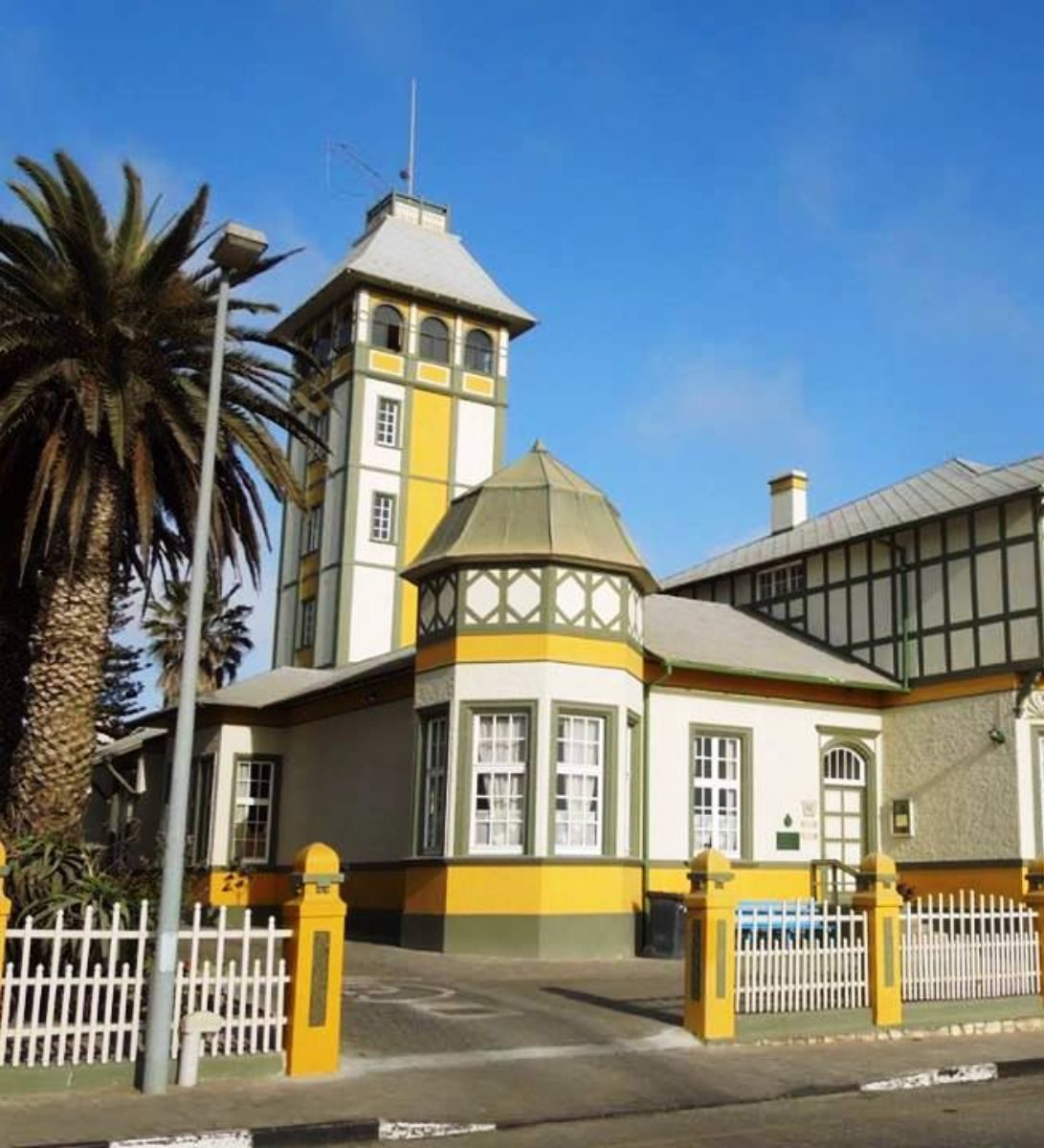 Rondreis Namibië, Swakopmund, geel gebouw Rondreis Namibië, Swakopmund, geel gebouw