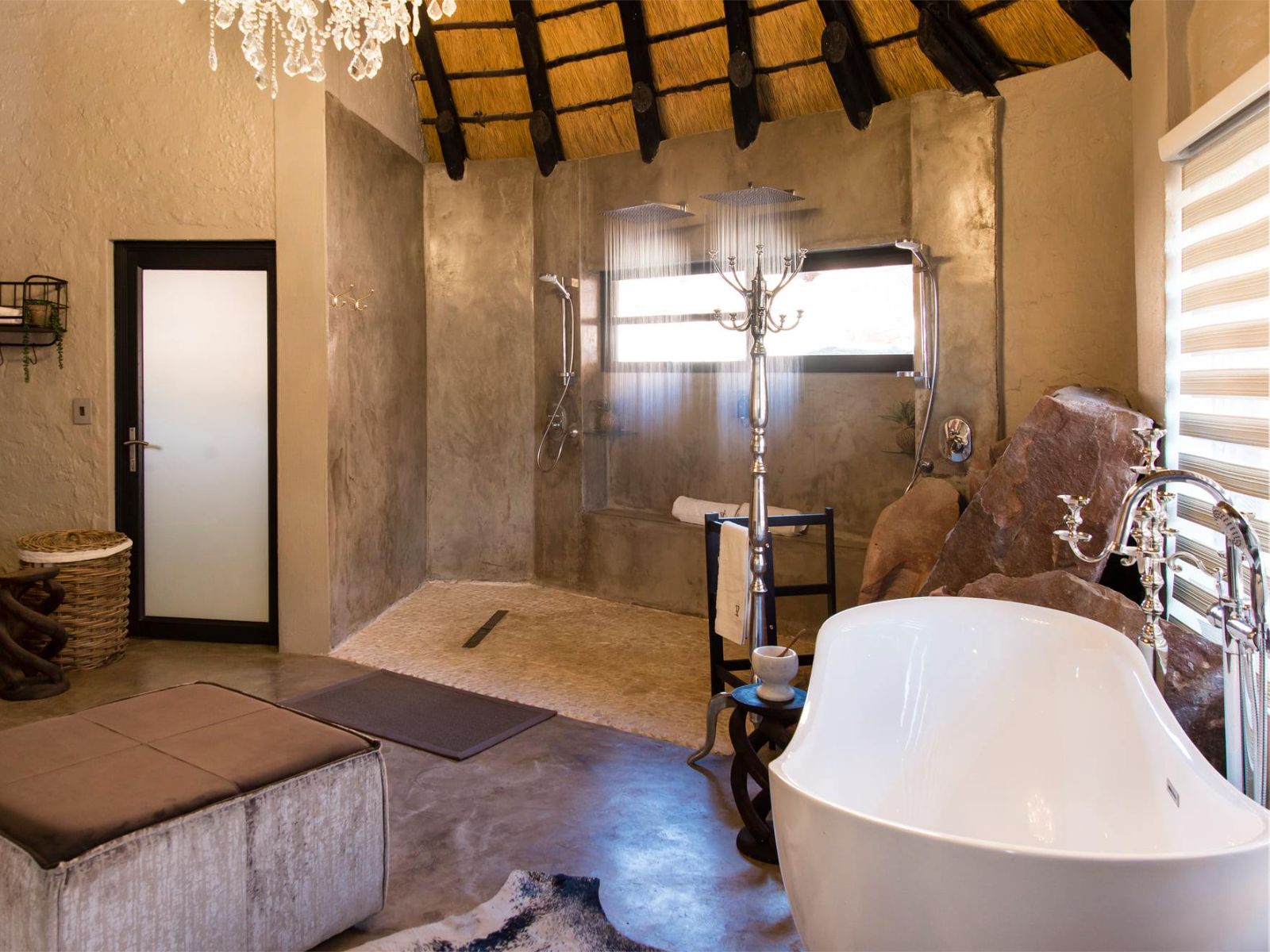 Rondreis Namibië, Twyfelfontein, Twyfelfontein Country Lodge, badkamer