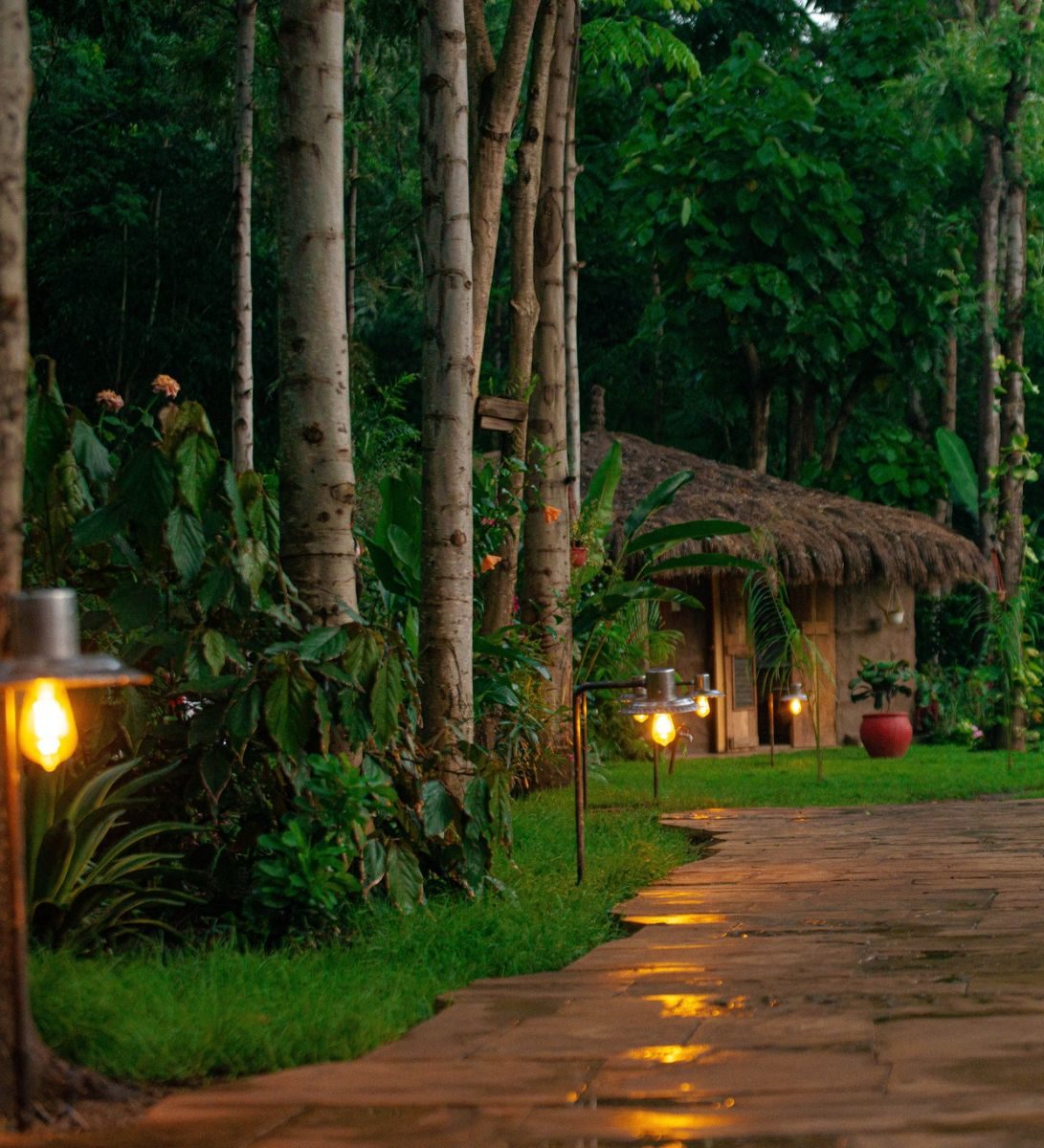 Rondreis Tanzania, Arusha, Mtoni River Lodge, tuin en cabin