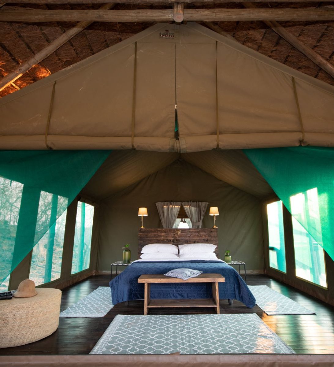 Rondreis Zuid-Afrika, Balule Game Reserve, Parsons Hilltop Safari Camp, vooraanzicht bed Rondreis Zuid-Afrika, Balule Game Reserve, Parsons Hilltop Safari Camp, vooraanzicht bed
