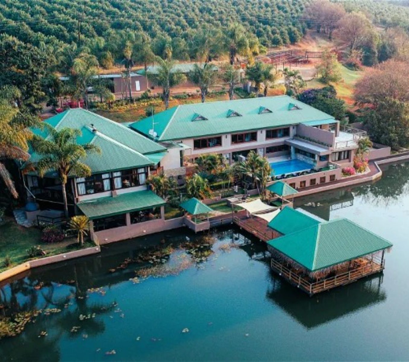 Rondreis Zuid-Afrika, Hazyview, Bambuu Lake Side Lodge, bovenaanzicht lodge