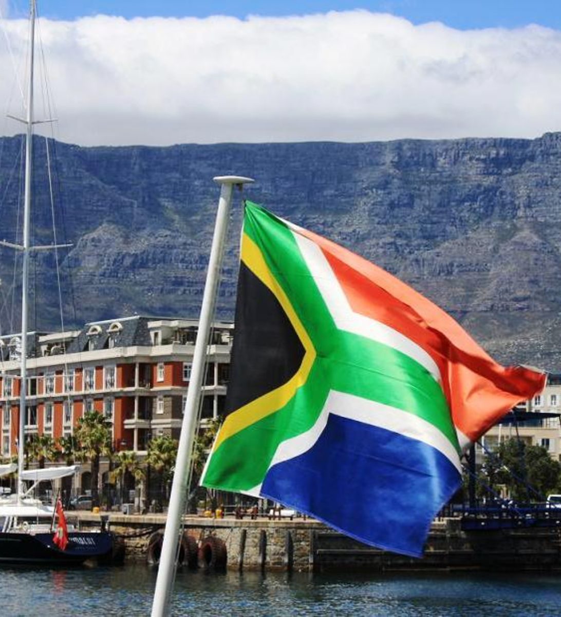 Rondreis Zuid- Afrika, Kaapstad, vlag met stad op achtergrond Rondreis Zuid- Afrika, Kaapstad, vlag met stad op achtergrond