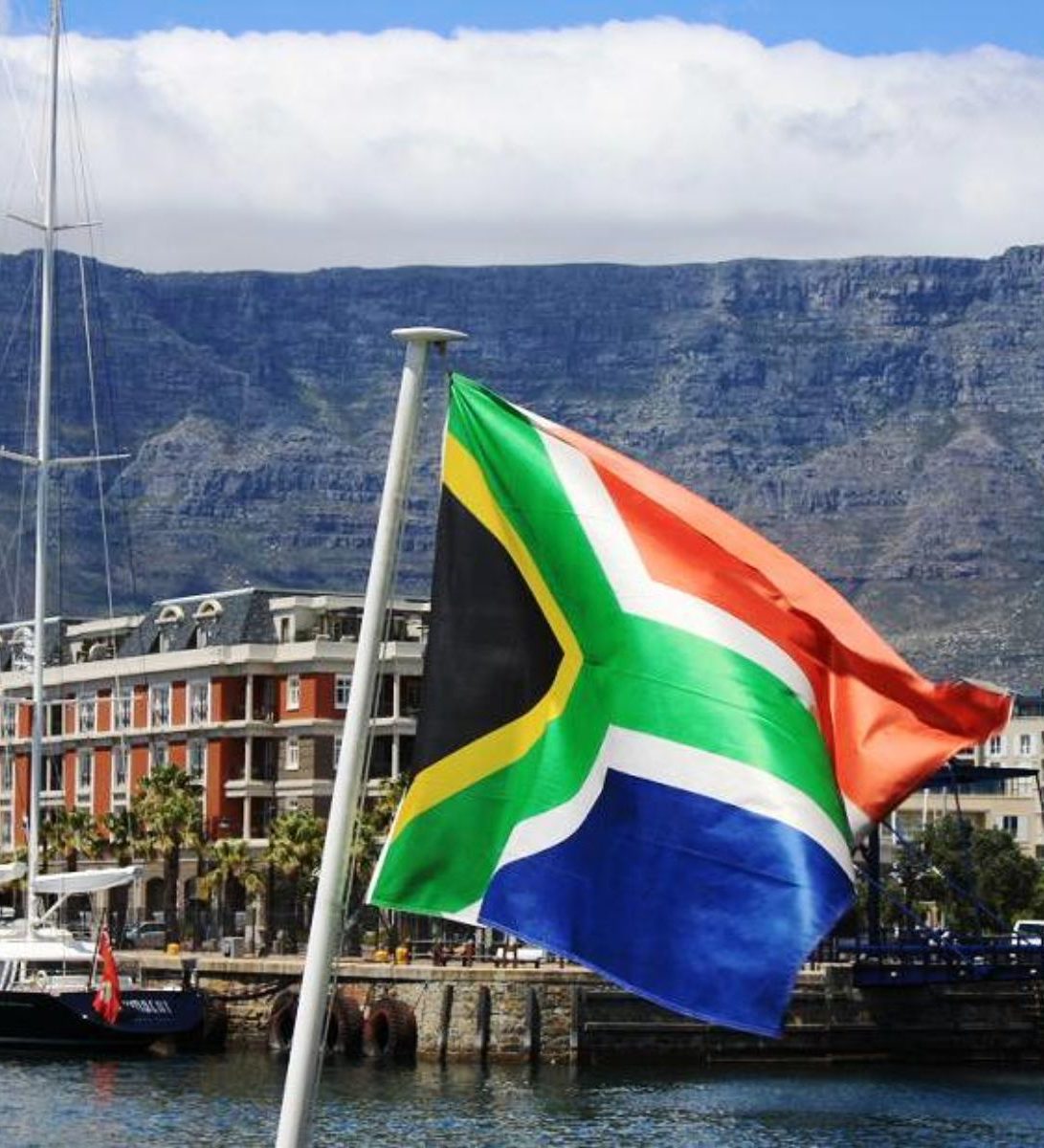Rondreis Zuid- Afrika, Kaapstad, vlag met stad op achtergrond Rondreis Zuid- Afrika, Kaapstad, vlag met stad op achtergrond