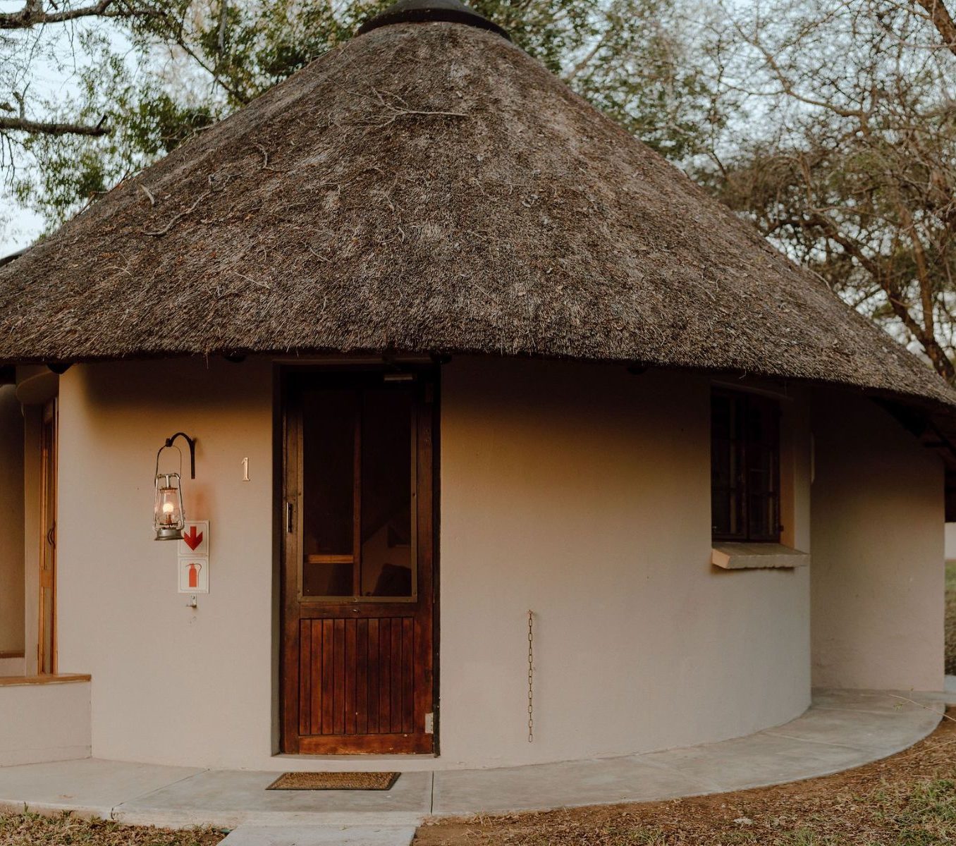 Rondreis Zuid-Afrika, Kruger - Klaserie Private Nature Reserve, Nyala Safari Lodge, buitenaanzicht lodge
