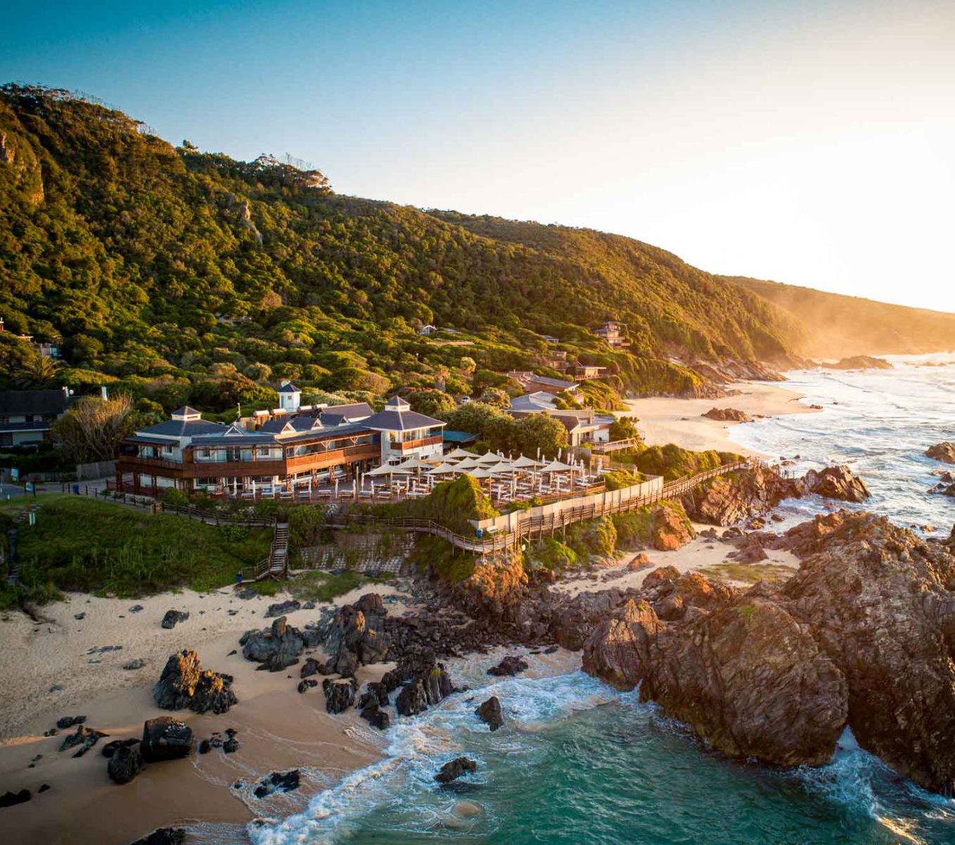 Rondreis Zuid-Afrika, Plettenberg Bay, Singing Kettle Beach Lodge, bovenaanzicht Beach Lodge